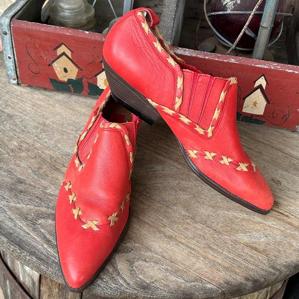 Sabreé Vintage 80’s Pointed Toe Booties